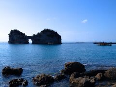 三段壁を楽しんだあとは、白良浜に戻って、

旅館「むさし」の前のロータリーを右に曲がり31号線を進み、突き当りを左へ。

34号線を道なりに、ぐるっと一周しました！

こちらは海岸線沿いになっているので、海を横目にサイクリングできます。

丸い穴があいた島「円月島」が見えてきたら、ゴールはもうすぐ！
自転車を置いて、円月島をしばし撮影タイム。

