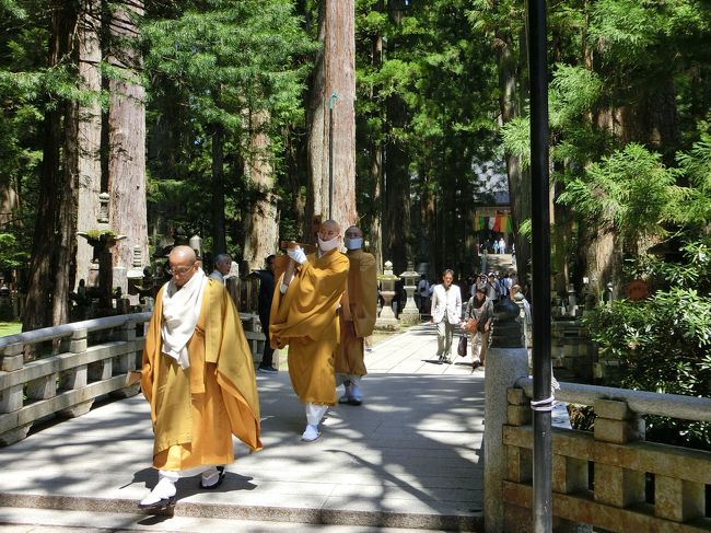 奥の院手前の御廟橋から先は撮影禁止になります。<br /><br />丁度、毎日２回行われている、弘法大師に食事を届ける「生身供」を見ることができました。