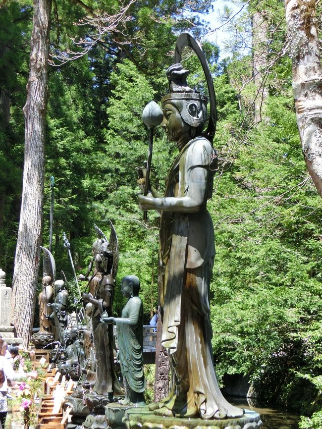 御廟橋の横には水かけ地蔵さんがあります。<br /><br />常に水を掛けられているので、いつでもきれいですね。