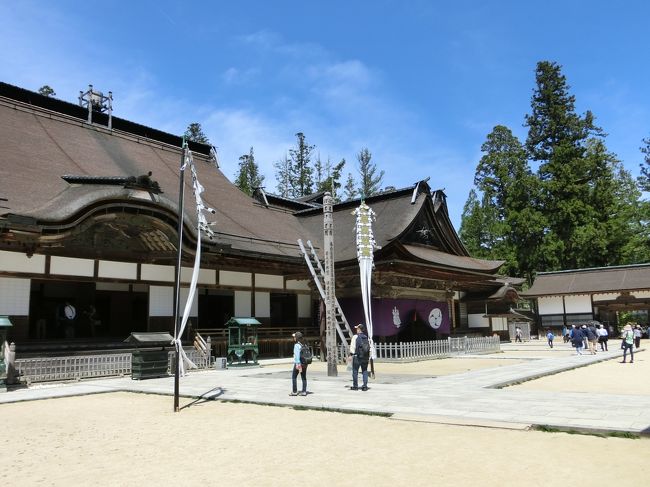 続いて徒歩で、金剛峯寺へ。<br /><br />こちらは、中でお茶とお菓子を頂け、お茶を頂いていると、そこにお坊さんがいらっしゃりお説教を聞くことができました。