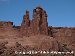 スリー・ゴシップ(Three Gossips)

高さ100m程の3本の柱が立っている様子が、話に熱中しているように見えるため名付けられた岩です。