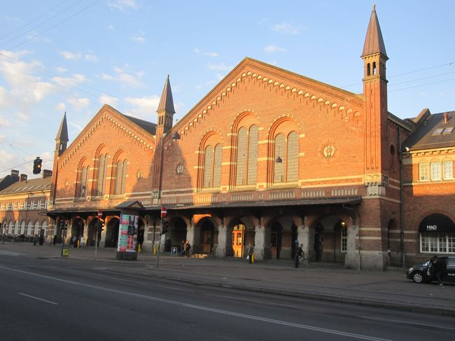 朝日の射すコペンハーゲン中央駅です。<br /><br />今日もここから始まりました。