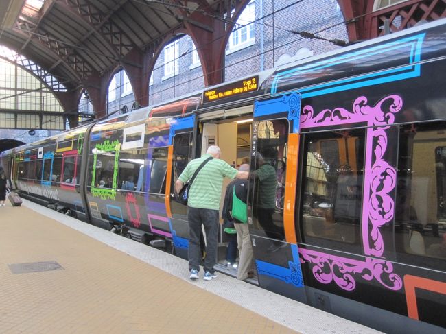 こんな派手な車両で向かいます。