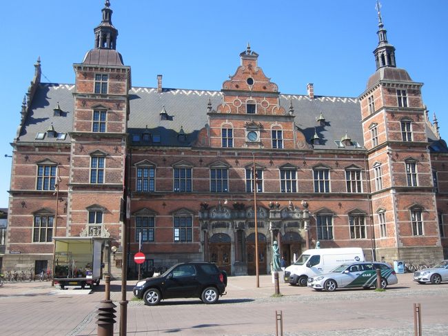 お城のようなヘルシンオアの駅です。