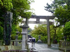 宗像大社は、沖ノ島の沖津宮（おきつみや）、大島の中津宮（なかつみや）
この辺津宮（へつみや）の三宮からなる神社で、朝鮮半島へ向かう海の道「海北道中」に
軸線上に並び、島伝いの神社を形成しています。
 日本各地に七千余ある宗像神社、厳島神社、および宗像三女神を祀る神社の総本社。
国家の安寧と航海の安全、交通安全の神として多くの人の信仰を集めています。
