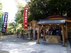 三番社「不動神社」
ここが八社の中で一番規模の大きい神社で
地下の正倉院と称される日本最大級の巨石古墳があります。
洞窟の前にあるのは手水鉢ではなく、大きな石の香炉。
ろうそくと線香を購入し、奉納して、その煙をかぶると無病息災だとか・・・