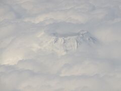 羽田→高知の機上から
厚い雲の中から富士山の頂上がちょっとだけ見ることができました。