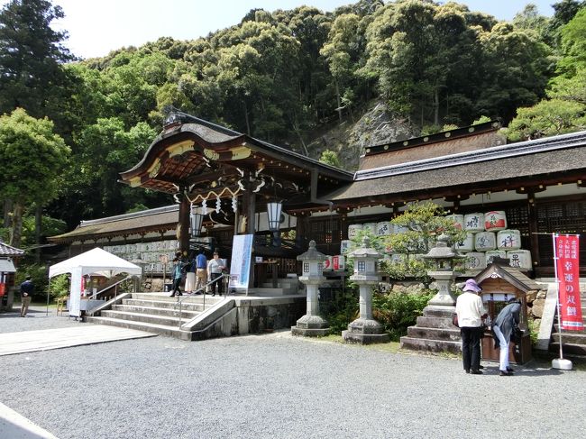 【松尾大社】<br />まずは、駅からすぐのところにある、京都最古の神社の松尾大社に行きます。<br /><br />酒造神といわれており、写真のように日本酒が祀られています。<br />境内にはお酒の資料館もあります。