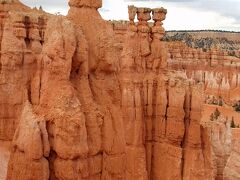 雷神のハンマー(Thors Hammer)(左)と三姉妹(Three Sisters)(右)

ナバホ・トレイル(Navajo Trail)に入って直ぐのところにある奇岩です。


雷神のハンマーと三姉妹：https://www.nps.gov/brca/index.htm
ナバホ・トレイル：https://www.nps.gov/brca/planyourvisit/navajotrail.htm