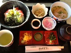 潮岬タワーにて少し遅いお昼ごはん。
串本といったらマグロなのでマグロ丼！