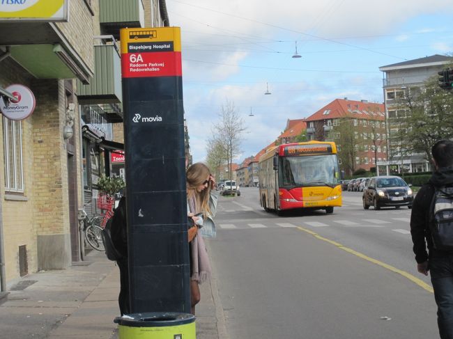 バス停とバス。<br /><br />２４時間チケットが有ったので適当にバスに乗って街散策を楽しみました。