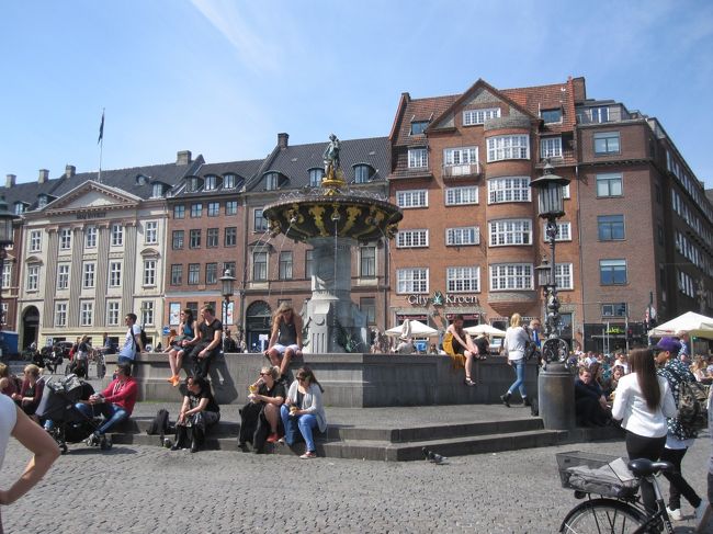 広場で多くの人が楽しんでいました。