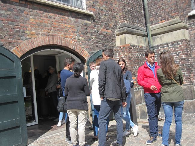 展望台入口のチケット売り場では、多くの人が待っています。<br /><br />お天気は最高でした。