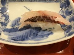 近所の「ホテル日航アリビラ」にて夕食！

ずっと前から気になっていたお寿司の食べ放題です。

19時半に予約しておきましたが、なんと貸切でした。
http://www.alivila.co.jp/restaurant/sawa/dinner/213311.html


「中トロ」１貫と「石垣産和牛の食べるラー油寿司」１貫特典でつきます。