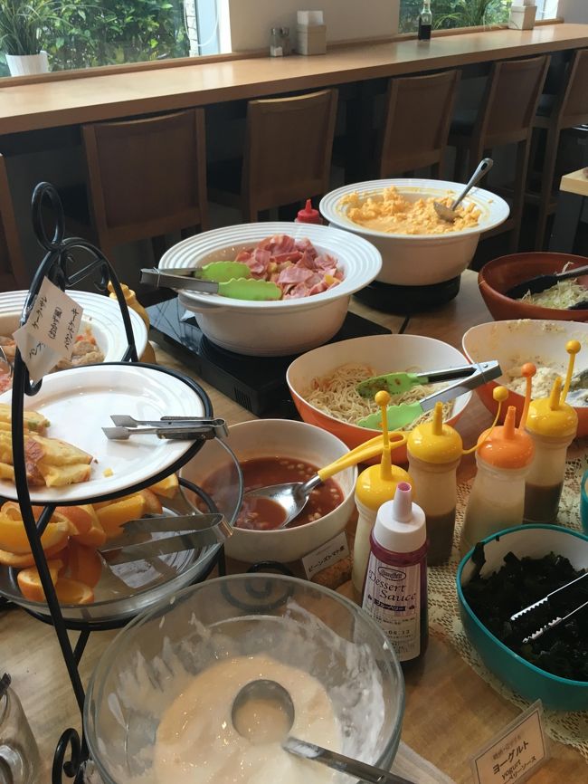 サラダバーの器もおしゃれ。