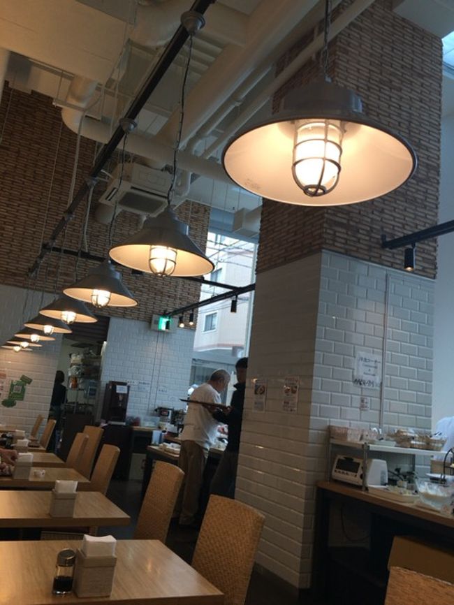 最終日の朝、朝食はフロント横のカフェにて（8時）。