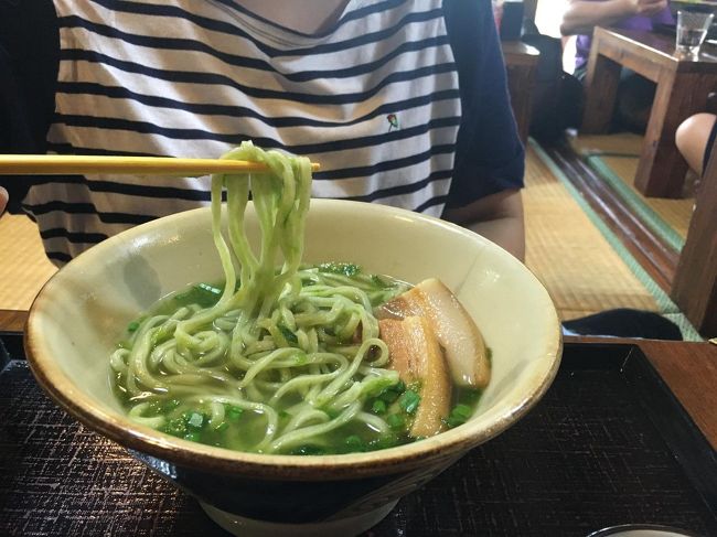 妹は、この店オリジナルのアーサーを練り込んだそば。<br /><br />麺だけじゃなくたっぷりのアーサも入っていました。<br /><br />ジューシーを頼んだらなんと完売(T_T)