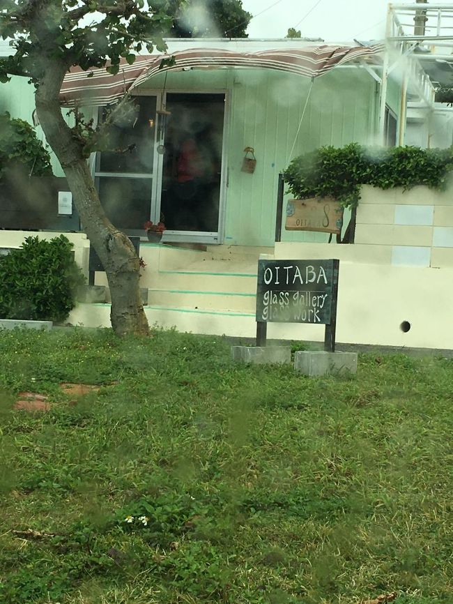 雨が大粒になってきました。。<br />お店をみつけて、道路から走ります。