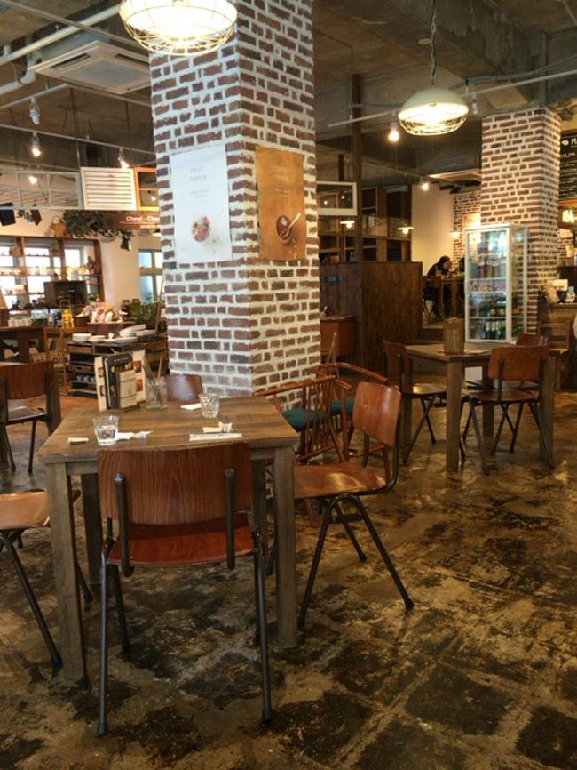 カフェは空いてました。広い。