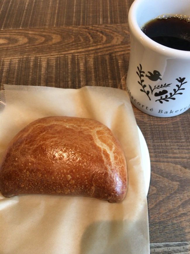 店内はショッピングゾーンとcafeゾーンがあります。<br /><br />パン見てたら、美味しそうなクリームパンがあったので<br />半分ずつ食べてみることに。
