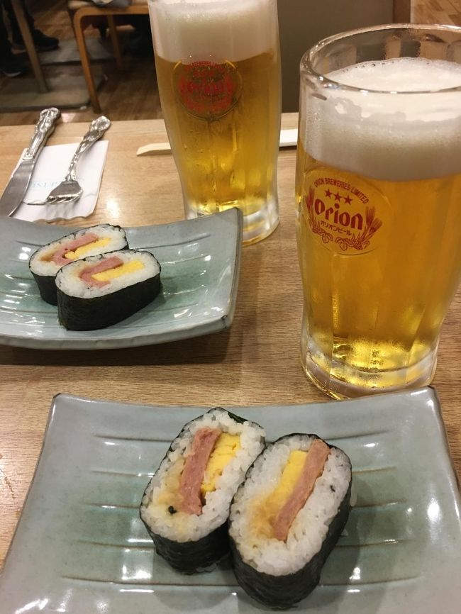空港へ戻って買い物などすませ、夕食。<br /><br />19：30<br /><br />いつものお店でビールとスパムおにぎり。<br />スパムおにぎりやっと食べられた！<br /><br />ちょっと高いけどゆったりできるレストランなので<br />ついついここに来てしまう。