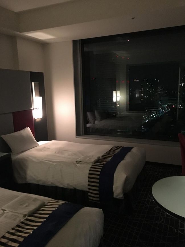 シックなお部屋です。窓が広い。