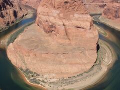 ホースシュー・ベンド(Horseshoe Bend)

コロラド川(Colorado River)が蹄鉄(horseshoe)の形に湾曲している所です。


ホースシュー・ベンド：http://horseshoebend.com/
ホースシュー・ベンド：https://ja.wikipedia.org/wiki/%E3%83%9B%E3%83%BC%E3%82%B9%E3%82%B7%E3%83%A5%E3%83%BC%E3%83%99%E3%83%B3%E3%83%89
コロラド川：https://ja.wikipedia.org/wiki/%E3%82%B3%E3%83%AD%E3%83%A9%E3%83%89%E5%B7%9D
蹄鉄：https://ja.wikipedia.org/wiki/%E8%B9%84%E9%89%84