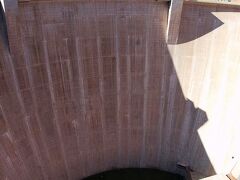 グレンキャニオンダム(Glen Canyon Dam)

グレンキャニオンダム橋(Glen Canyon Dam Bridge)から眺めたダム。奥はパウエル湖(Lake Powell)です。


グレンキャニオンダム：https://ja.wikipedia.org/wiki/%E3%82%B0%E3%83%AC%E3%83%B3%E3%82%AD%E3%83%A3%E3%83%8B%E3%82%AA%E3%83%B3%E3%83%80%E3%83%A0
グレンキャニオンダム橋：https://en.wikipedia.org/wiki/Glen_Canyon_Dam_Bridge
パウエル湖：https://ja.wikipedia.org/wiki/%E3%83%91%E3%82%A6%E3%82%A8%E3%83%AB%E6%B9%96