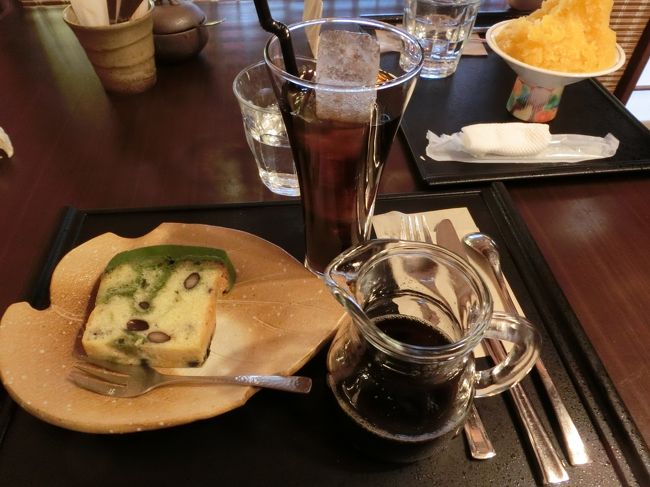 雪ノ下の丹波黒豆と京抹茶のパウンドケーキとアイスコーヒー。<br /><br />パウンドケーキには抹茶（京都宇治）と黒豆（丹波篠山産）と卵（三重県多気郡の平飼いの有精卵）のこだわりがかいてありました。<br />コーヒーもこだわりのコーヒーで2杯分は出てきました。