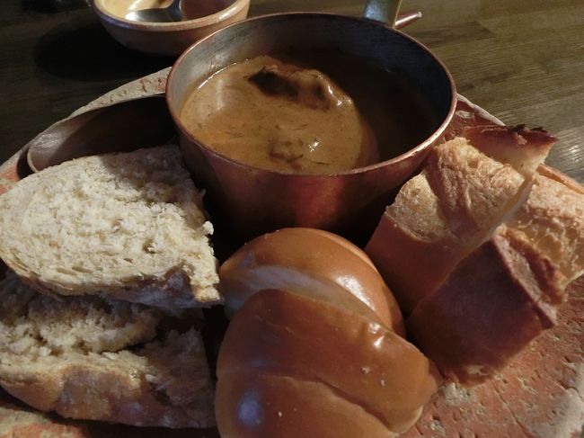 うしのほねあなざの名物、ビーフシチュー！<br />パンと一緒に出てきます。