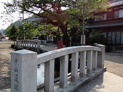 醒井到着。

あれ？こんな橋前はあったかなぁ。
新しいから、最近できたのかもしれませんね。