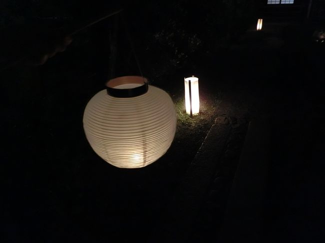 庭園にでると、すかさず提灯をくれます。<br />中はちゃんと蝋燭がはいっており、良い雰囲気を醸し出します。