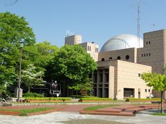 旧広島市民球場のすぐ横に「広島市こども文化科学館」があります。
その前には、ＳＬ「Ｃ５９１６１」が保存されています。
