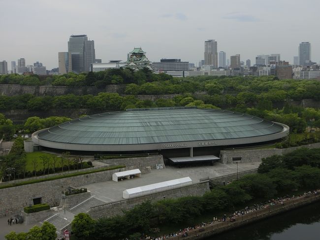 朝の大阪城公園と大阪城です。<br /><br />この日はライブがあるようで早朝から人が並んでいました。