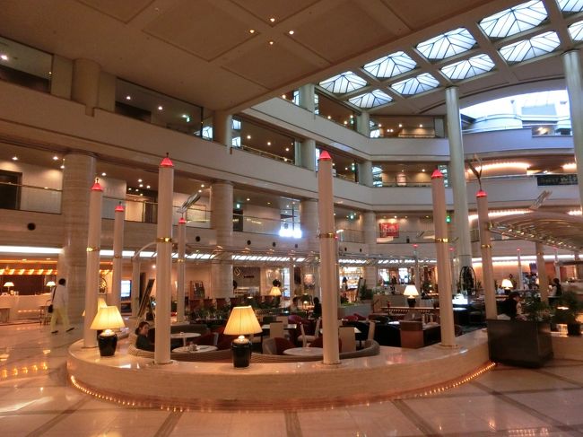 ホテルニューオータニ大阪のロビーです。<br />さすがに立派なロビーです。