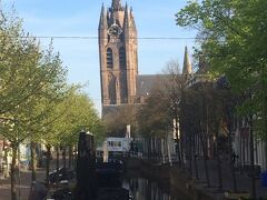 運河沿いに見える旧教会。   塔は少し傾いています。