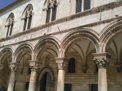 　ドミニコ会修道院
ロマネスク、ゴシック、ルネッサンスの様式を取り入れた美しい建物
