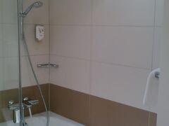 　宿泊するラマダグラーツホテル
可動式シャワーとバスタブ！