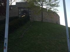 ライデン中心部付近にあるビュルフト城塞。

城塞の建物には無料で入る事が出来、ライデンの街並みが一望できます。