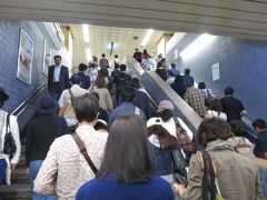 30分ほどで横浜駅に到着。日曜日なので行楽客が大勢下車します。