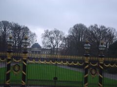 　いきなり、ぶれた斜め写真ですみません。アントワープからブリュッセルに戻って来ました。
郊外にあるラーケン王宮です。現在のフィリップ国王の居城です。
バスで移動中に「一瞬だけ見えるからよく見てください。」と言われて撮った一枚です。
ブリュッセルにはいくつかの宮殿がありますが、こちらは公開されていません。
王立温室庭園だけ、期間限定で公開されています。
　ベルギーの歴史は１８３０年、ネーデルランド連合王国からの独立宣言で始まります。
翌年、国民議会によって指名されたレオポルド１世が初代国王です。
５代目がボードゥアンで、６代目が１９９３年即位のアルベール２世、２０１３年に７代目フィリップが即位しました。
ベルギー王家は女子の王位継承権を認めているので、現在はフィリップ国王の長女エリザベート（２００１年生まれ）が第一位です。
