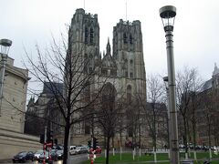 サン・ミッシェル大聖堂です。
１９９９年に皇太子だったフィリップとマチルド妃の結婚式が行われました。
１３〜１５世紀に建てられたゴシック様式の教会です。隣は国立銀行です。
この前でバスを降ります。
