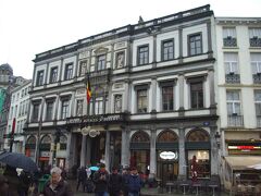 さて、落ち着いたところで観光開始です。
「ＡＧＯＲＡ」の前には、ブリュッセルで一番高級で、有名なショッピング・アーケード「ギャルリー・サン・チュベール（Galeries Royales Saint-Hubert）」があります。
ハーゲンダッツの看板のある建物です。こちらも一見、一棟のビルなのですが、奥はずうっと店が続きます。

