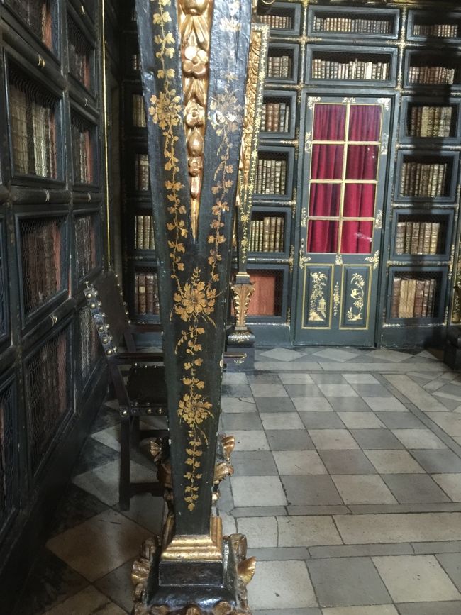 金泥装飾の豪華な図書館、インドや中国など東洋の文化も見られる