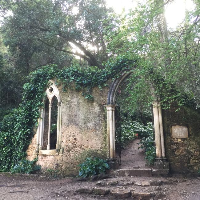 ホテル キンタ ダス ラグリマス<br />18世紀の貴族の館をホテルに改装。<br />ペドロ王子と侍女のイネスが語り合った『恋人達の泉』中庭や廊下画廊にはイネスとペドロの悲恋物語がそこここに<br />