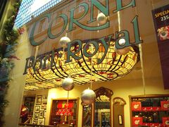 「コルネ・ポールロワイヤル」です。
ここは御用達ではないようですが、店の内装がすてきです。
アールヌーボー様式の照明や鏡が目を惹きます。
