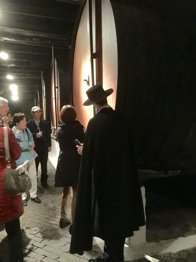 マントを纏ったスタッフがワイナリーを案内。その後試飲。発酵途中にブランデーを加えて酵母の働きを止める酒精強化ワイン。