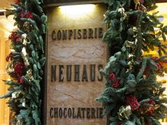 王室御用達ショコラティエの「ノイハウス」です。
クリスマス・デコレーションですね。
