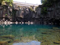 中文観光団地には3段の滝あります。こちらが第一の滝。この滝の水量は雨量に左右されるため、この日はちょろちょろとしか流れていませんでした。池は透き通った青色で、とてもきれいです。