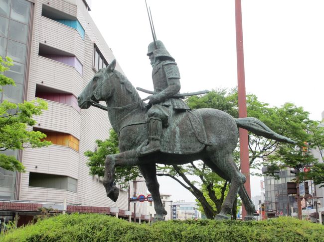 彦根駅西口前に建つ井伊直政公像